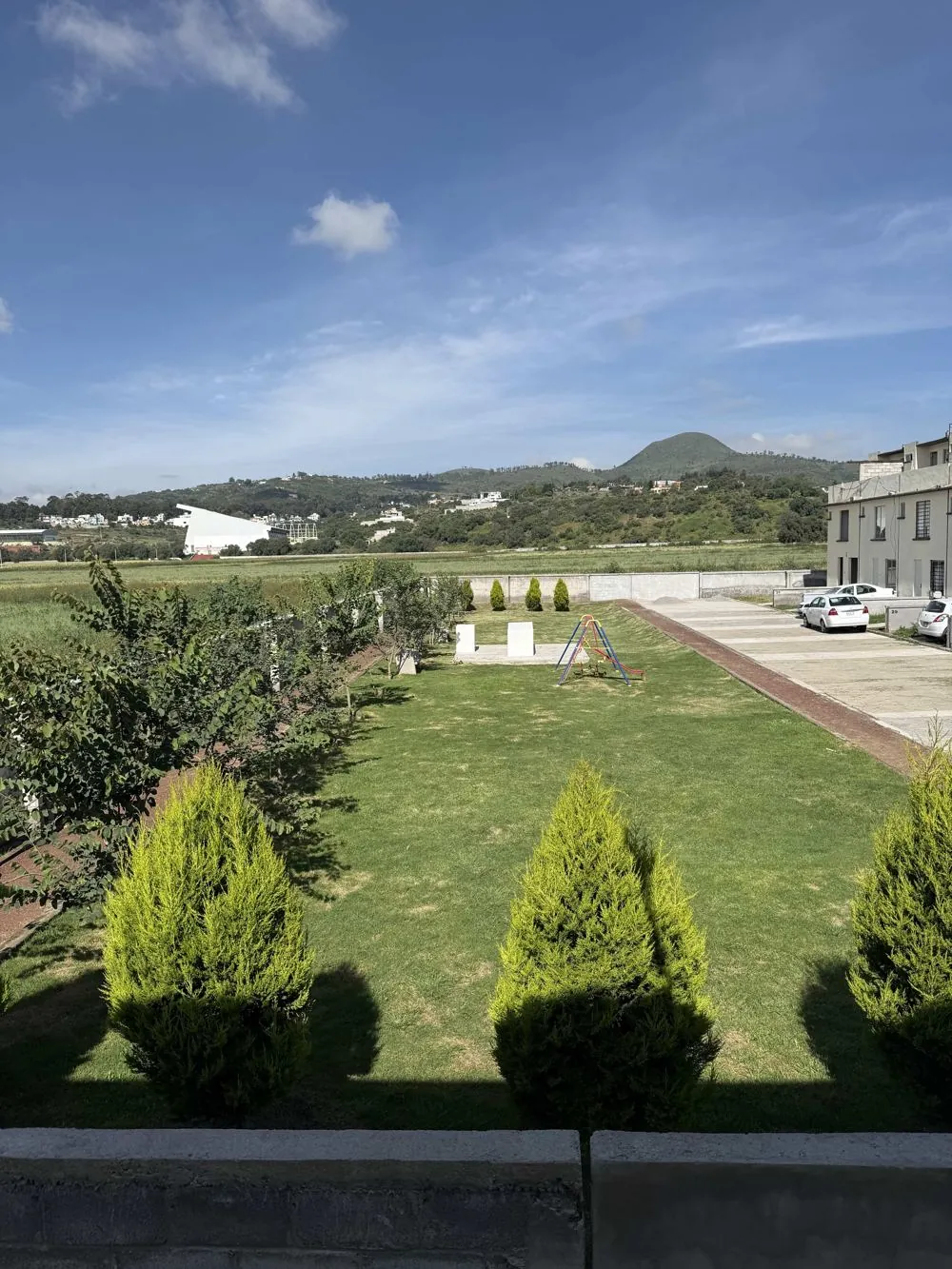 Área verde dentro de la privada con juegos infantiles